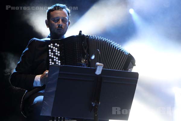 THE DIVINE COMEDY - 2015-05-30 - NIMES - Grande Scene Flamingo - 